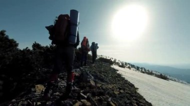 turist bir grup karla kaplı dağlara yolculuk