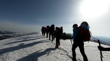 turist bir grup karla kaplı dağlara yolculuk