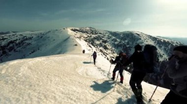 turist bir grup karla kaplı dağlara yolculuk