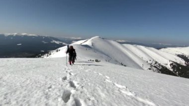 turist bir grup karla kaplı dağlara yolculuk