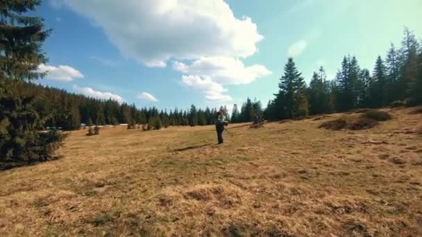 Eine Gruppe Touristen wandert durch die Berge — Stockvideo