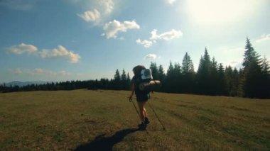 mutlu traveler kız kayran Dağları üzerinde çalışan