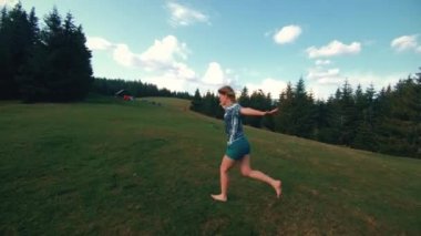 mutlu kız kayran Dağları üzerinde çalışan