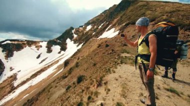 turist Dağları nın bir resim çekmek için bir kamera dışarı alır