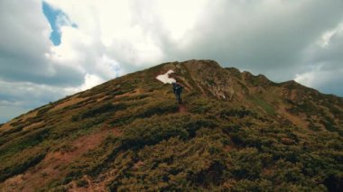 Bir grup turist dağlarda yürüyor
