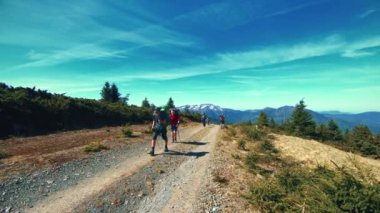 yolcuları Dağları arka planda bir dağ yolunda yürümek