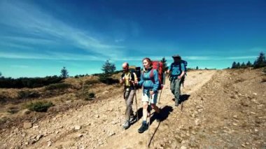 yolcuları Dağları arka planda bir dağ yolunda yürümek