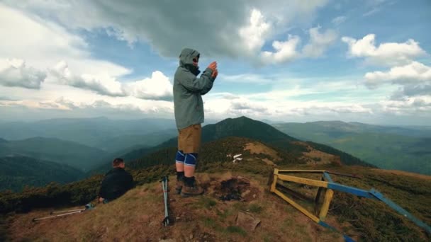 Touristes font une photo, debout au sommet d'une montagne — Video