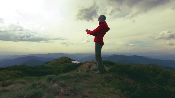 Un touriste photographie un paysage de montagne magnifique — Video