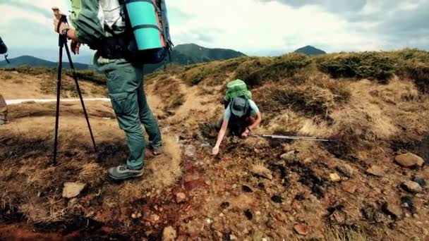 Il viaggiatore beve acqua dal ruscello — Video Stock