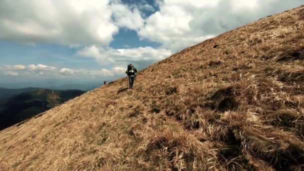 観光客のグループが山を歩く — ストック動画