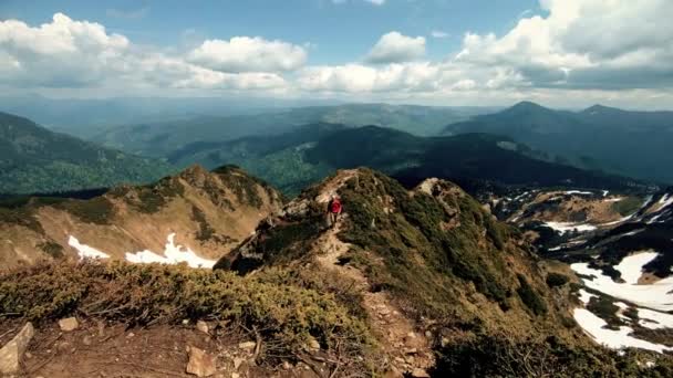 旅行者は山を歩く — ストック動画