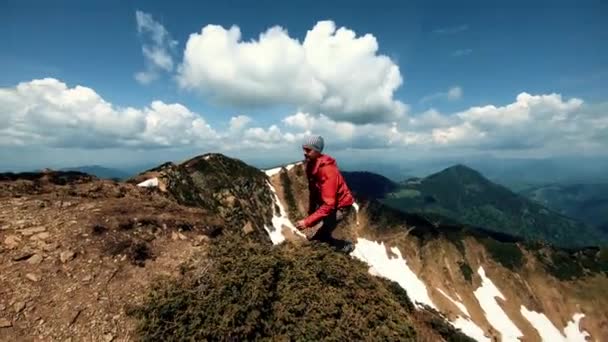 Reiziger loopt de bergen — Stockvideo