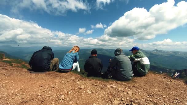 Skupina turistů líbit od vrcholu hory — Stock video