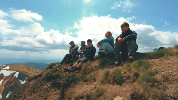 Een groep van reizigers genieten van klimmen vanaf de top van de berg — Stockvideo
