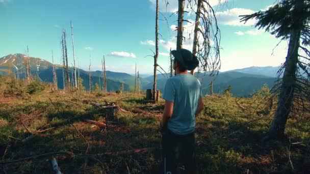 Viaggiatore godere di arrampicata dalla cima della montagna — Video Stock