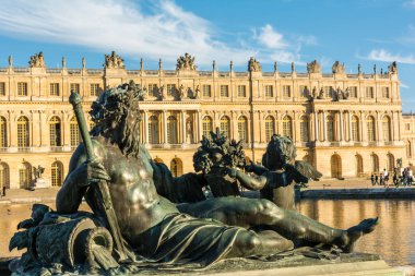 Paris, Fransa - 18 Ekim 2014: Rhone tarafından Jean-Baptiste Tuby Versailles Sarayı ve bahçe heykeli