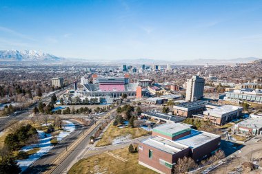 Salt Lake City, Utah ABD - 31 Aralık 2017: Havadan görünümü Utah State University şehir ile arka planda