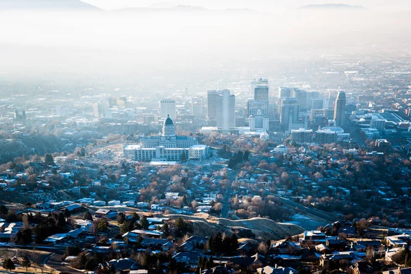 Fotografia aérea de Salt Lake City com o centro da cidade no fundo — Fotografia de Stock