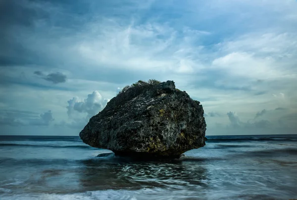 Rocha na costa oceânica — Fotografia de Stock