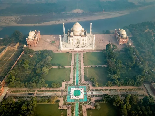 Vista aérea del Taj Mahal en Agra India cubierta de niebla matutina — Foto de Stock
