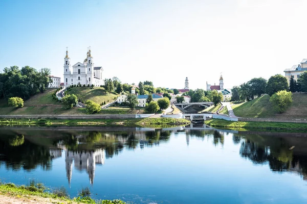 Catedral da Assunção retroiluminada pelo sol de manhã em Vitebsk Bielorrússia — Fotografia de Stock