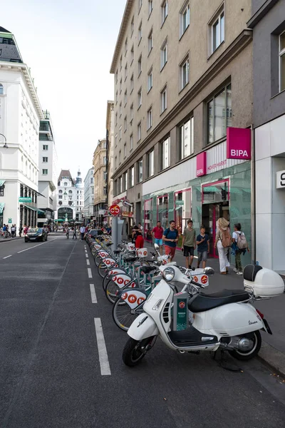 Delade cyklar stå på Wien street — Stockfoto