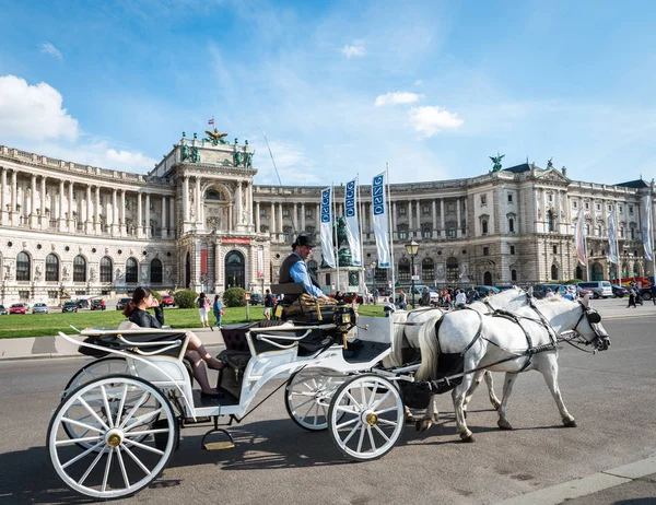 Traditionella häst driven vagn på gatorna Wiens historiska — Stockfoto