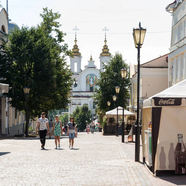 Ανθρώπους που περπατούν μέσα από την πλατεία της πόλης στη Λευκορωσία Βιτσέμπσκ — Φωτογραφία Αρχείου