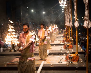 Aarti - wo Hindu Dini ayin gerçekleştirmek rahipler Grup