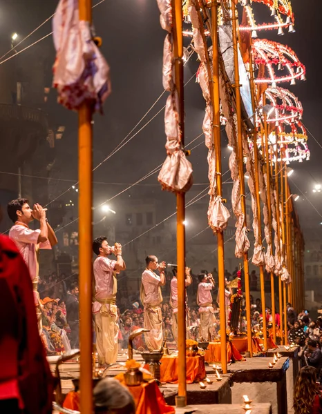 Grupo de sacerdotes realizando Aarti ritual religioso hindú de wo — Foto de Stock