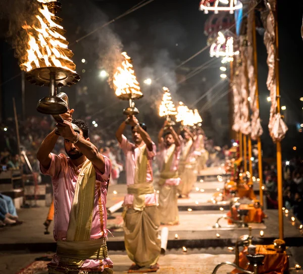 Grupp av präster som utför Aarti - hinduiska religiösa ritualen av wo — Stockfoto