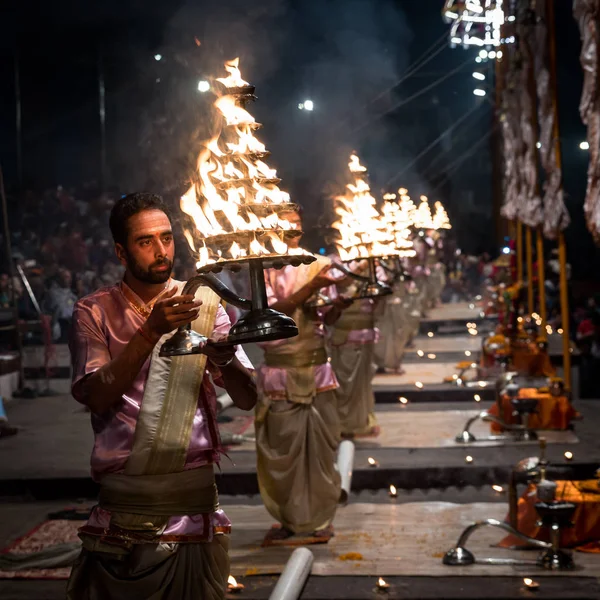 Grupa księży wykonujących Aarti - religijnych rytuałów hinduskich z wo — Zdjęcie stockowe
