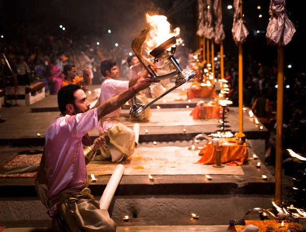 Skupina kněží provádění Aarti - hinduistické náboženské rituálu wo — Stock fotografie