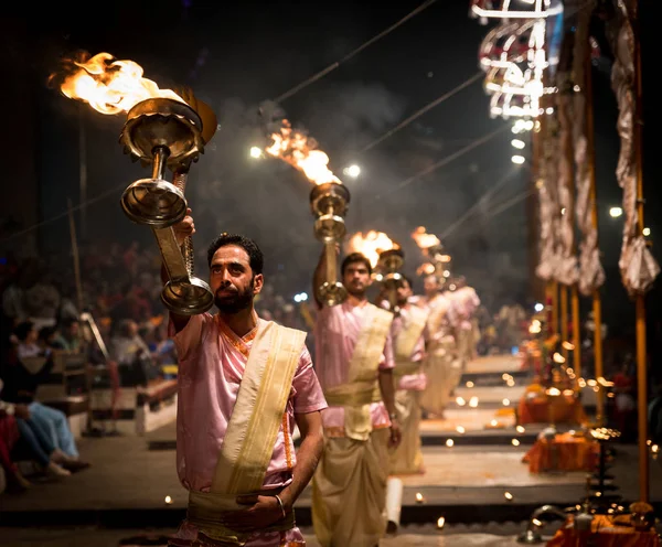 Gruppo di sacerdoti che eseguono Aarti - rituale religioso indù di wo — Foto Stock