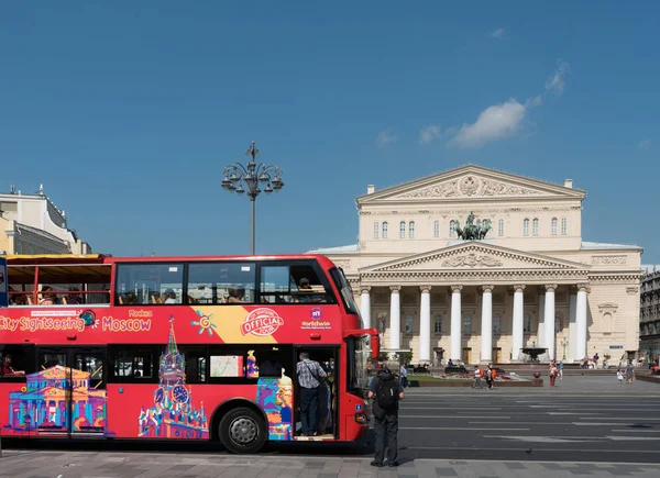 Turistbuss på gatorna i Moskva och stora teatern — Stockfoto