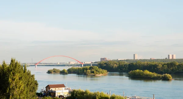 Ponte Bugrinsky ponte de automóvel sobre o rio Ob em Novosibirsk — Fotografia de Stock