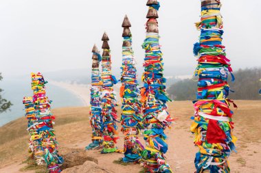 Sibirya Russa Baykal Gölü, yazılarda renkli kurdeleler