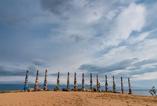 Colorful ribbons on wooden poles at Lake Baikal in Siberia — Stock Photo, Image