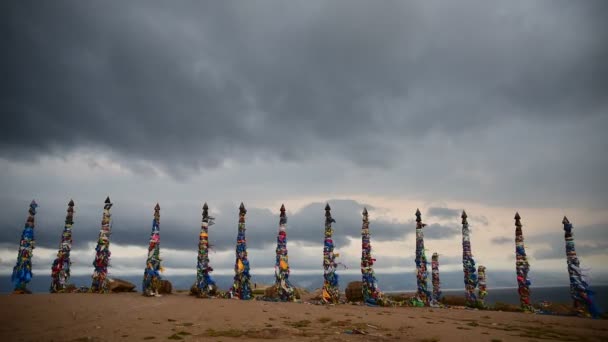 Colorful ribbons on wooden poles at Lake Baikal in Siberia — Stock Video