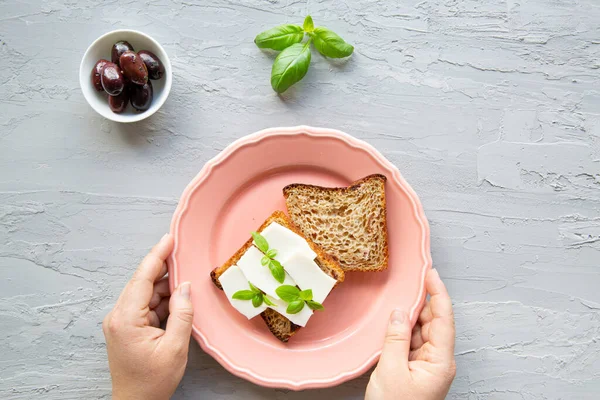 Kadın Eli Beyaz Peynirli Sandviç Tabağı Tutuyor Gri Beton Arkaplan — Stok fotoğraf