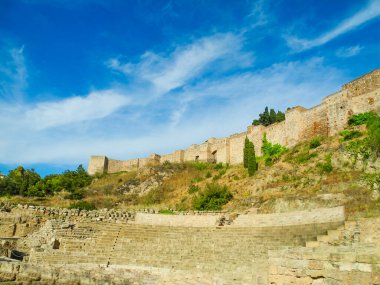 Alcazaba, kale sarayı ve İspanya 'nın Malaga kentindeki Roma tiyatrosunun kalıntılarıyla dolu kale. Güzel mavi gökyüzü..  