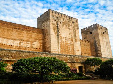 Alhambra Sarayı manzaralı, Granada, Endülüs bölgesi, İspanya. Güzel bir yaz günü Mavi açık gökyüzü.                                