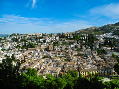 Albaicin, eski Müslüman mahallesi, turuncu kiremit çatılı beyaz evler, İspanya 'nın Granada bölgesi. Sacromonte Dağı 'nın tepesinden bak. Panorama.                              