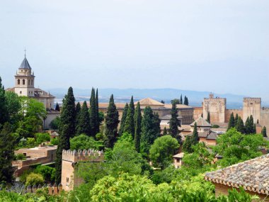 Alhambra Kalesi manzarası, Granada, İspanya.                              