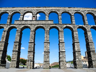 İspanya, Segovia 'da Roma su kemeri. Azoguejo Meydanı. Eski bina.                             