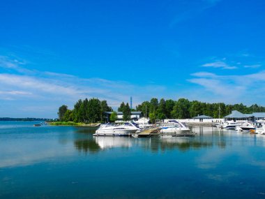 Helsinki, Finlandiya. Bir sürü tekne, yat, güzel bir göl manzarası. Mavi gökyüzü ile aydınlık bir yaz günü.                                