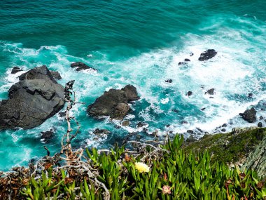 Cabo de Roca (Cape Roca) - Atlantik Okyanusunun büyük dalgaları, Portekiz.                            