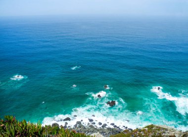 Cabo de Roca (Cape Roca) - Avrupa kıtasının en batısı. Atlantik okyanus dalgaları, Portekiz. Panoramik görünüm.                             