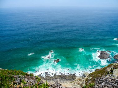Cabo de Roca (Cape Roca) kayalıkları, Atlantik okyanusunun turkuaz suyu, Portekiz.                            